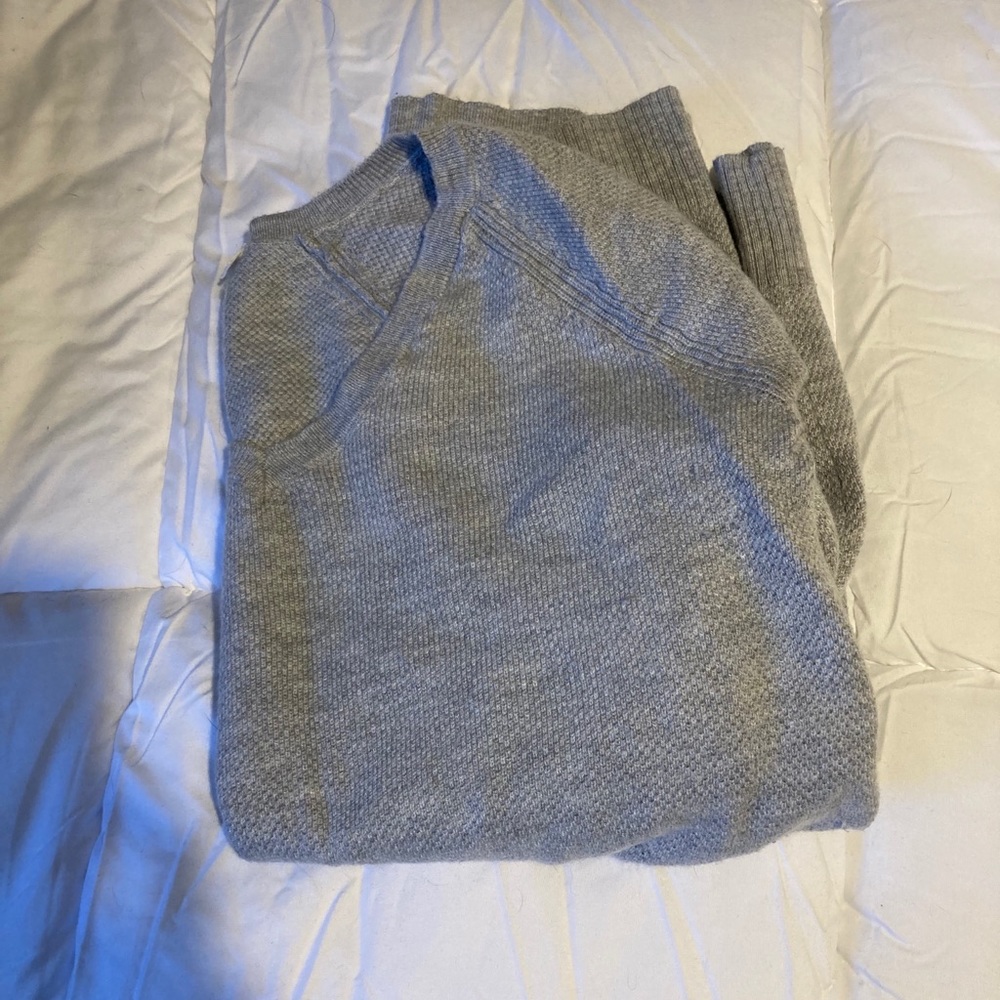 Women’s grey gap sweater in good condition.